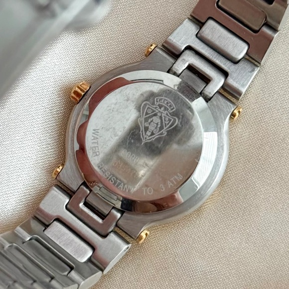 AUTHENTIC VINTAGE GUCCI TWO-TONED WATCH - Picture 7 of 7
